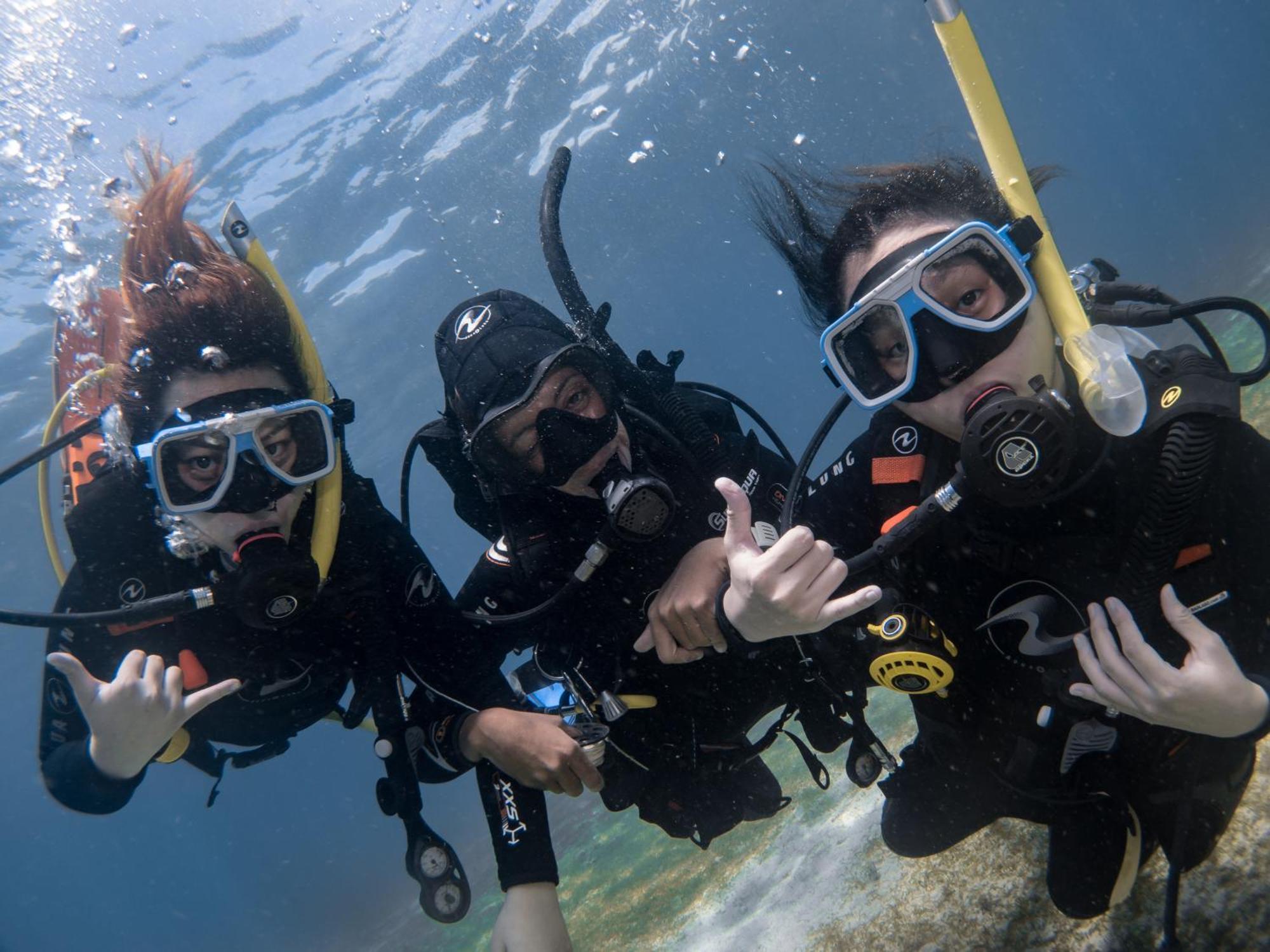 פוארטו גאלרה Badladz Beach And Dive Resort מראה חיצוני תמונה